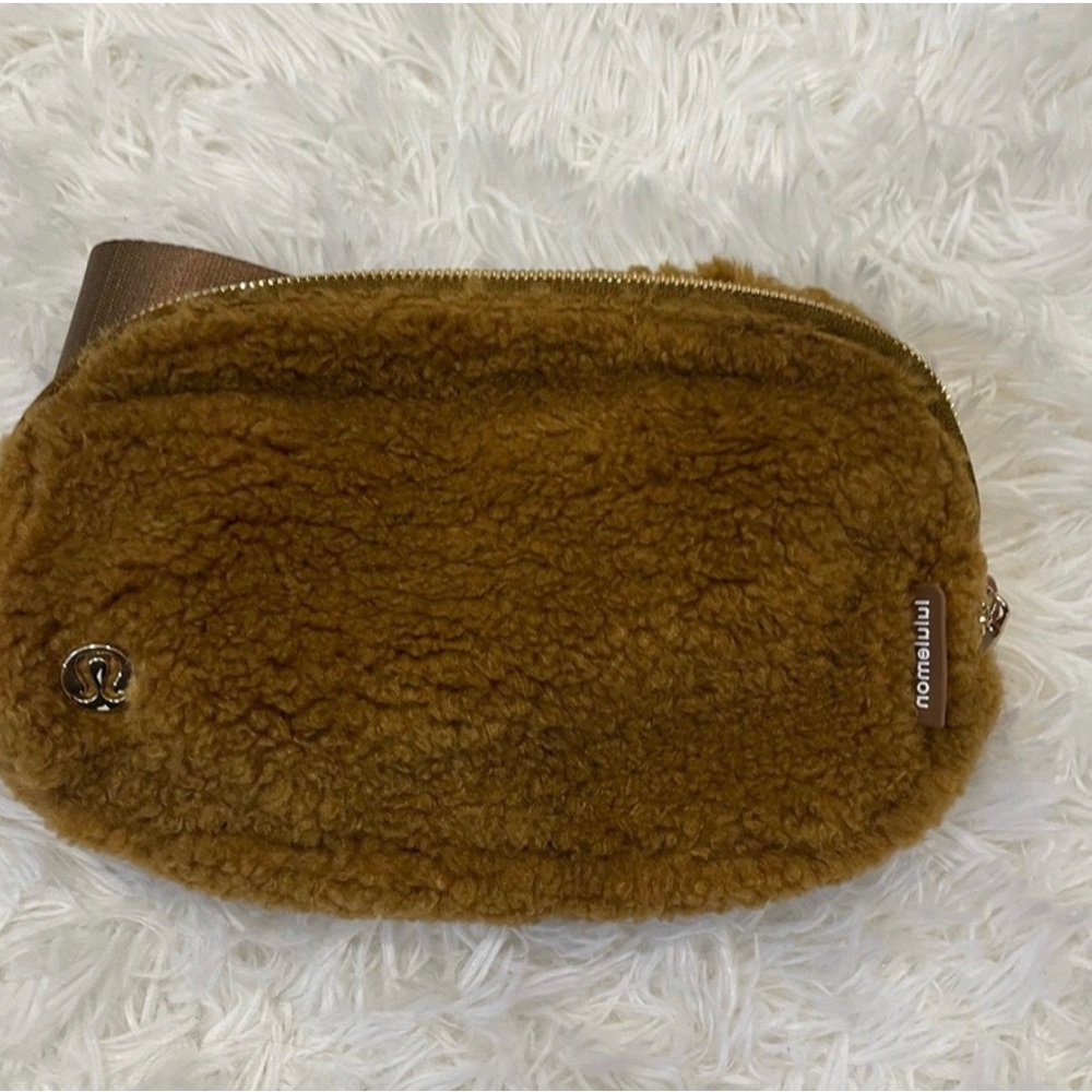Lululemon everywhere fleece bag